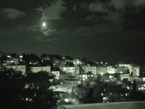 ירח מאיים על חיפה